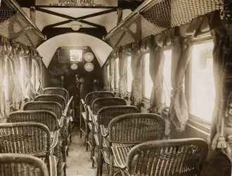 Interior de un avión de pasajeros equipado con motores Napier, c 1920s