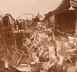 Interior de un tanque que ha sido desgarrado, c. 1914-c. 1918