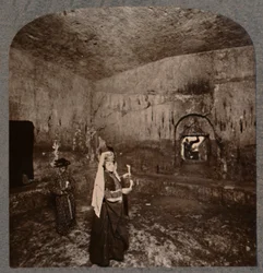 Interior de las Tumbas de los Reyes en el camino a Nablus, c1900