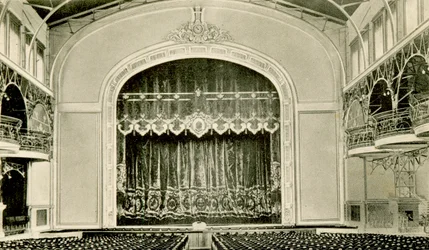 Vista interior del teatro en la Casa del Pueblo Nicolás II, San Petersburgo, Rusia, 1900s