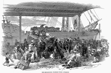 Emigrantes irlandeses embarcando hacia América en los muelles de Waterloo, Liverpool, 1850