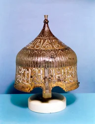 Casco de hierro con decoración de damasquinado en plata caligráfica, Mameluco turco, siglo XV
