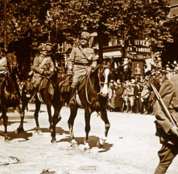Oficiales italianos durante el desfile de la victoria, 1918