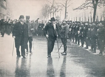 Veterano italiano, General Ricciotti Garibaldi, en una revisión de reclutas franceses en París, c1914