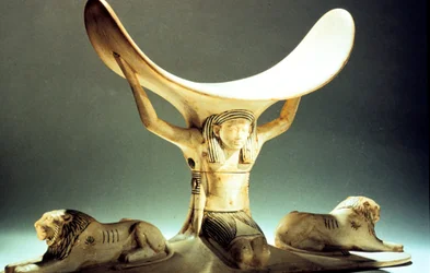 Reposacabezas de marfil sostenido por una figura, Antiguo Egipto, XVIII Dinastía, c1325 a.C.