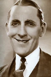 Jack Hulbert, actor británico, 1933