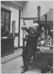 James Dewar, químico y físico escocés en su laboratorio, c. 1890