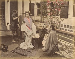 [Mujer japonesa en vestido tradicional posando con dos hombres], 1870s