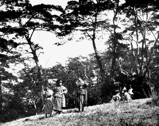 Niños japoneses jugando con arcos, Corea, 1900
