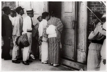 Multitud japonesa mirando dentro del hangar del Zeppelin, Kasumigaura, Japón