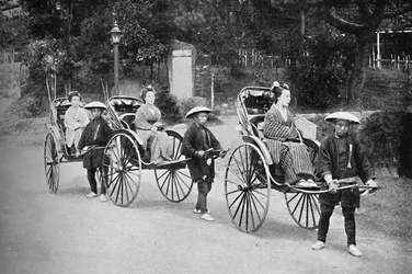 Damas japonesas en rickshaws tirados por coolies, 1902