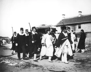 Oficial japonés con una escolta de soldados, Corea, c1900