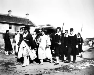 Funcionarios y soldados japoneses, Corea, 1900