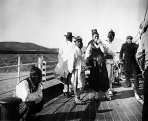 Funcionarios japoneses a bordo de un barco, Corea, 1900