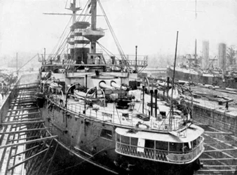Buque de guerra japonés Mikasa en los muelles de Portsmouth, Inglaterra, 1904