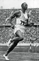 Jesse Owens al final de los 100m en los Juegos Olímpicos de Berlín, 1936