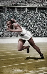 Jesse Owens en la salida de los 200 metros en los Juegos Olímpicos de Berlín, 1936
