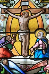 Jesucristo en la cruz. Vidriera. Santuario de Nuestra Señora de la Salette, La Salette-Fallavaux, Francia