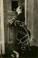 John Nevil Maskelyne realiza una ilusión de gabinete espiritual, c1910