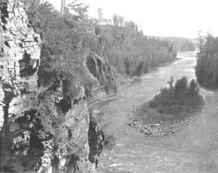 Río Kaministiquia, debajo de las Cataratas Kakabeka, Canadá, c. 1900