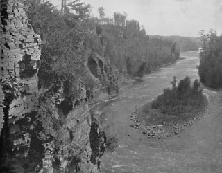 Río Kaministiquia, debajo de las Cataratas Kakabeka, c1897