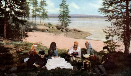 Carelios tomando té junto a un río, cerca de Arcángel, Rusia, c. 1930s