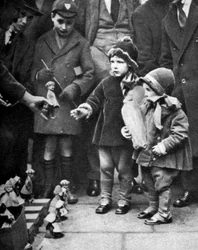 Vendedor de juguetes en la acera, Holborn, Londres, 1926-1927