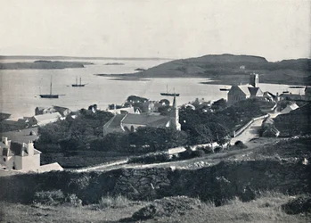 Killybegs - Mirando sobre el pueblo y la bahía, 1895
