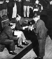 El rey Eduardo VIII como patrón de TOC H encendiendo lámparas de recuerdo, Westminster, 1936