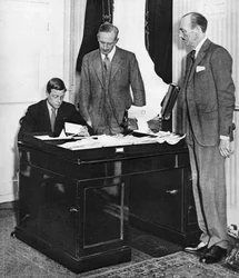 El rey Eduardo VIII trabajando con su personal en el Palacio de St. James, Londres, 1936