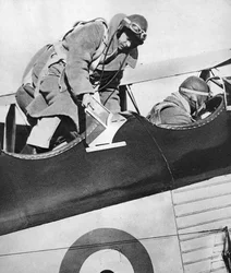 El rey Eduardo VIII en un avión, 1936