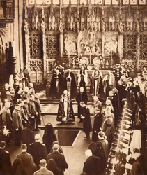 El rey Eduardo VIII esparce tierra sobre el ataúd de su padre, 1936