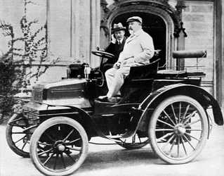 El rey Eduardo VII en el Daimler 12hp de Lord Montagu, 1900