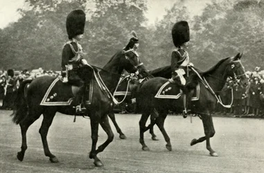 El rey Jorge montando con el difunto rey Jorge V y el príncipe de Gales, 1928, 1937