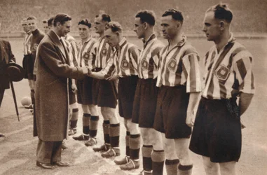 El rey Jorge VI y la reina Isabel asisten a la final de la copa de fútbol, 1937