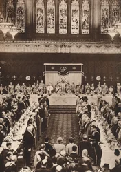 El rey Jorge VI y la reina Isabel asisten a un almuerzo para celebrar la coronación, 1937