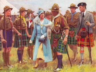 El Rey Jorge VI y la Reina Isabel inspeccionan a los scouts en Portree, en la Isla de Skye c1935