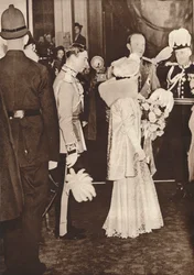El rey Jorge VI y la reina Isabel saliendo de un almuerzo en honor de la coronación, 1937