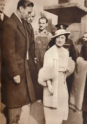 El rey Jorge VI y la reina Isabel saliendo de un ensayo de su coronación, 1937