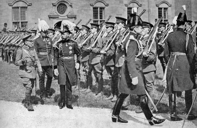 El rey Jorge V 1865-1936 inspeccionando el OTC en la Universidad de Bangor, c. 1920s 1936