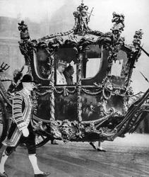 El rey Jorge V y la reina María de camino a la apertura del Parlamento, c1930
