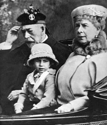El rey Jorge V y la reina María con la princesa Margarita yendo a la iglesia, Balmoral, c1930s