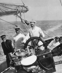 El Rey Jorge V al timón de su yate Britannia, c1930s