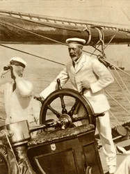 El rey Jorge V al timón de su yate, Britannia, durante la semana de la regata de Cowes, 1924, 1935