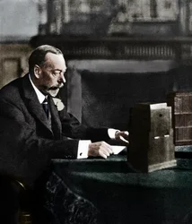 El rey Jorge V transmitiendo al imperio el día de Navidad, Sandringham, 1935
