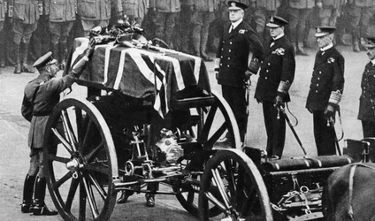 El Rey Jorge V coloca una corona en el ataúd de un soldado desconocido, Whitehall, Londres, c1930s