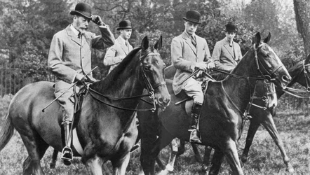 El rey Jorge V montando en Windsor Great Park con sus hijos, c1930s