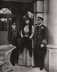 El Rey Jorge y la Reina María con su hijo el Príncipe Eduardo, mayo 1910