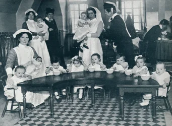 Guardería Kingsway Hall para niños con padres en la guerra y madres que están trabajando, 1914