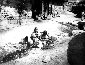 Niños coreanos en la calle, Nam San, Corea, 1900